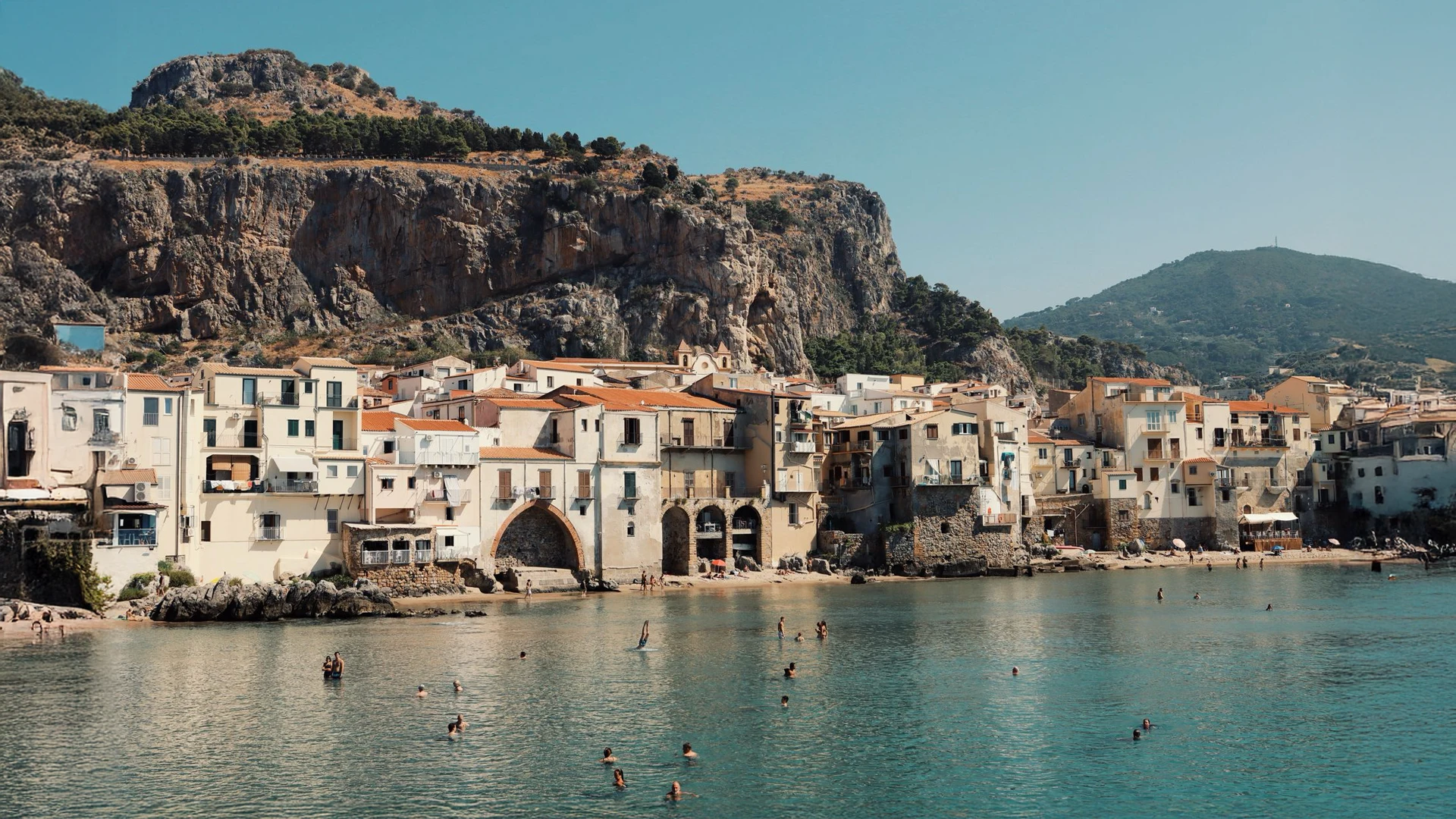 La côte de Cefalù, en Sicile, mer turquoise et village au pied de la falaise