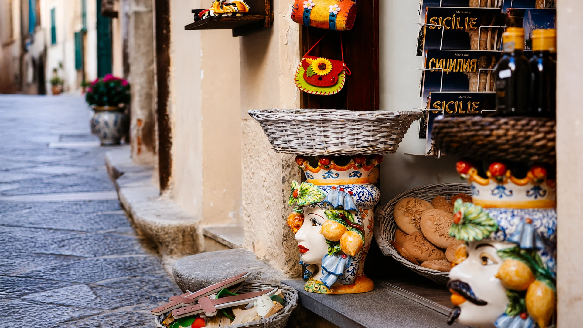 Têtes de Maure en céramique sicilienne devant une boutique