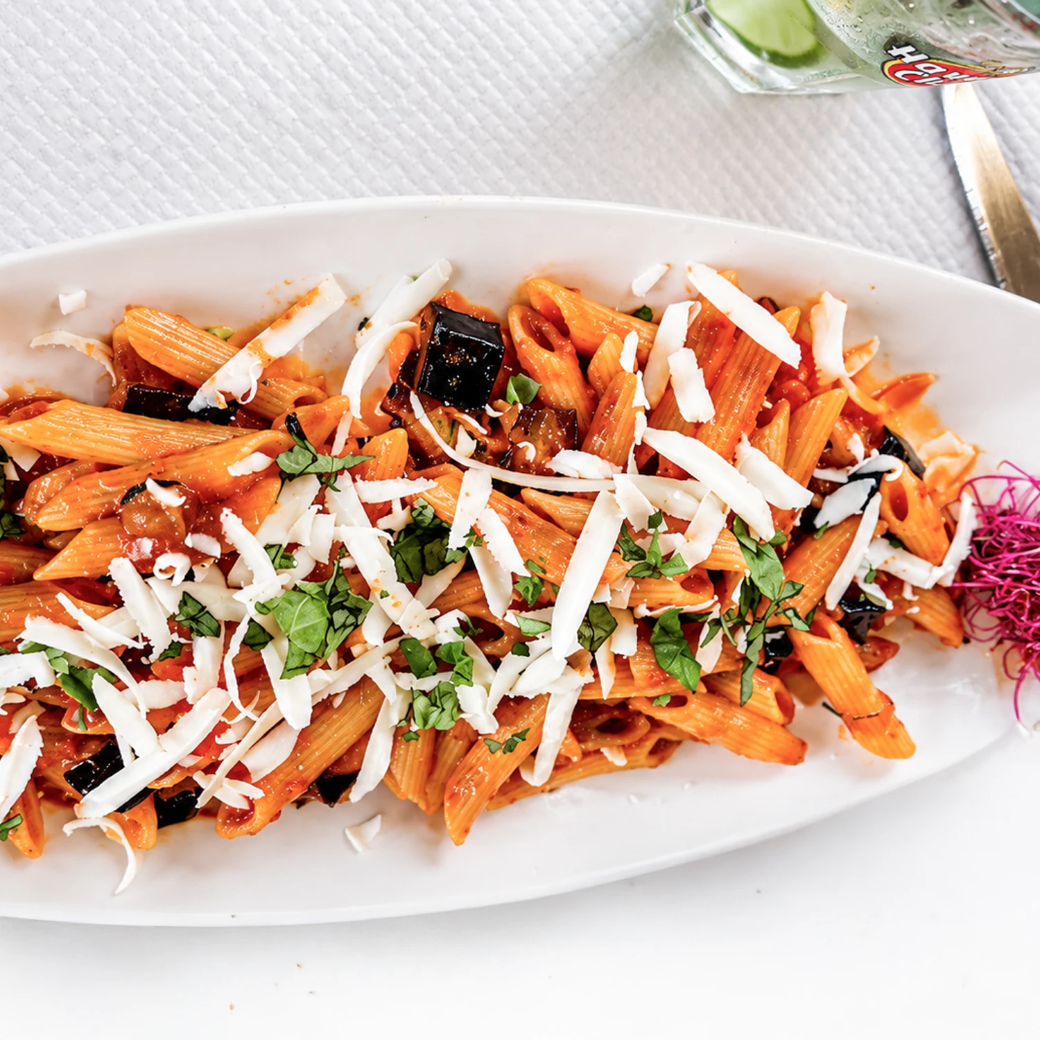 Pasta alla Norma, aubergines et ricotta salata