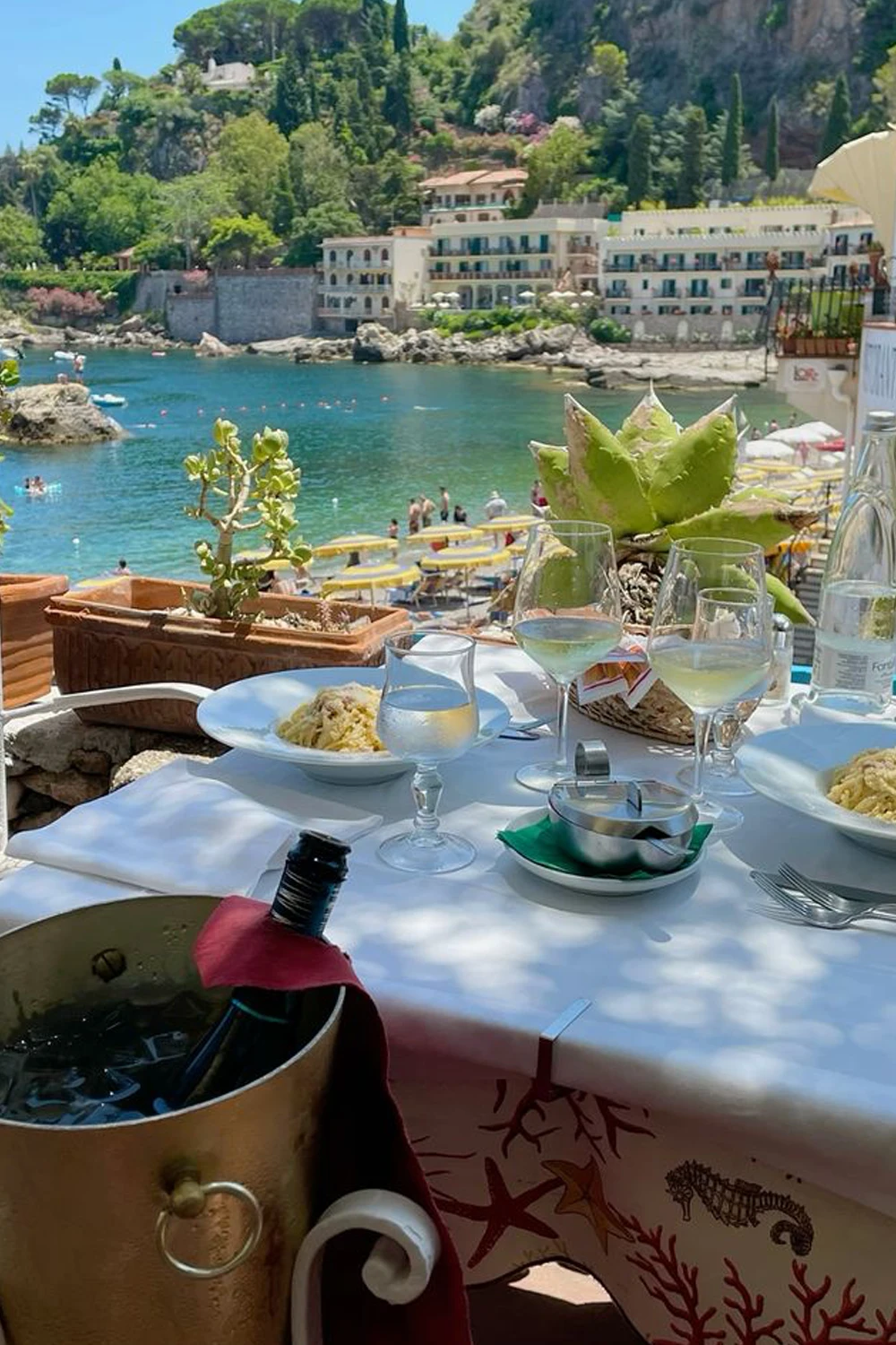 Table dressée au bord de l’eau turquoise